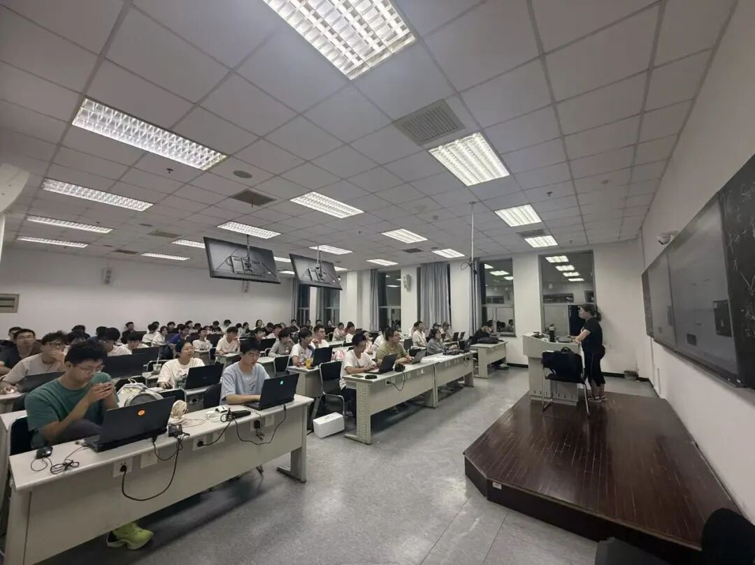 點(diǎn)燃興趣，賦能未來 人工智能學(xué)院“職業(yè)能力+興趣”微課火熱開啟，聚焦教學(xué)軟件開發(fā)